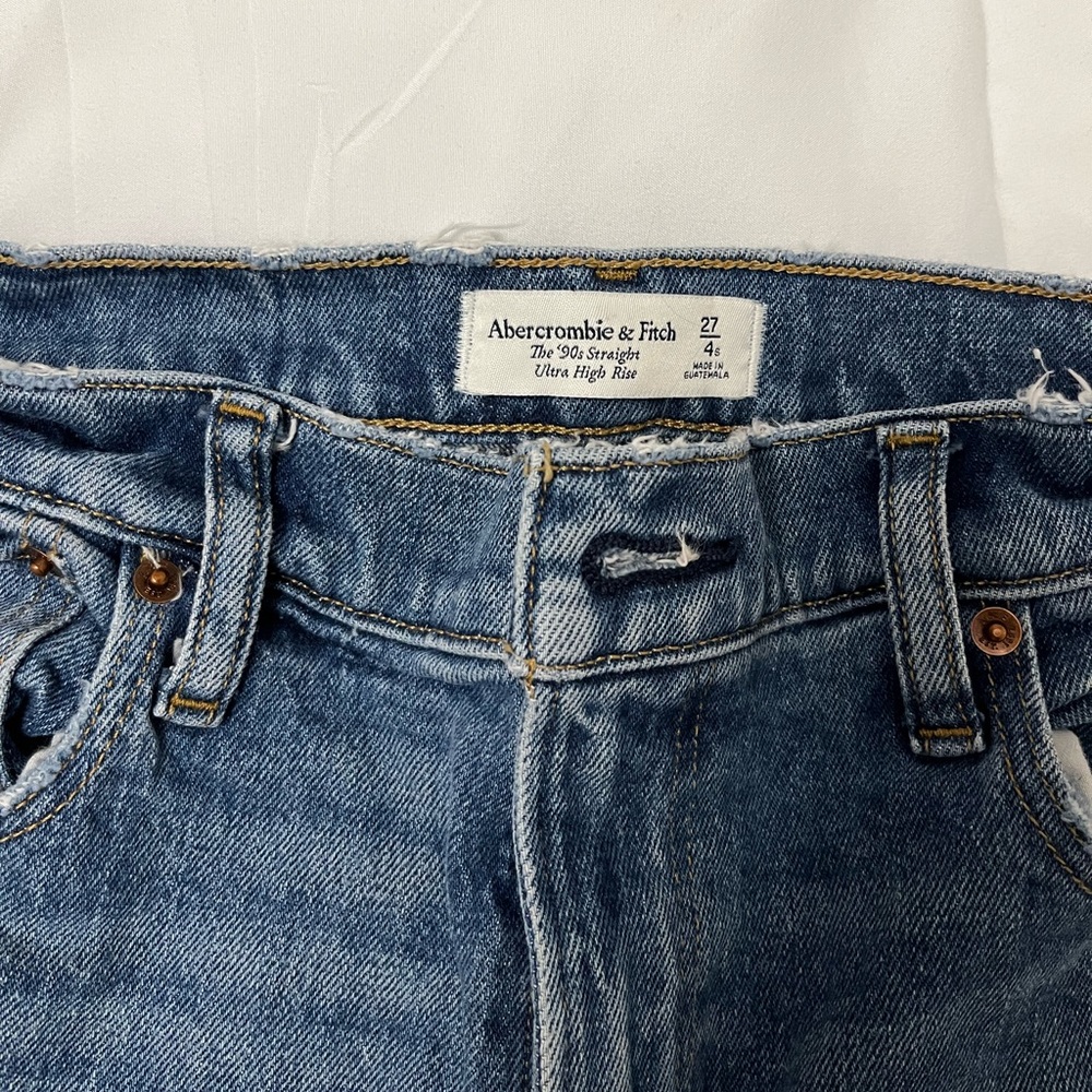 Abercrombie Ultra High Rise 90’s Straight Jean size 27/4 short